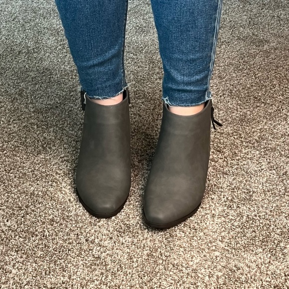 NWOT! JustFab Carlee Gray Booties in Size 10 Wide - Picture 7 of 9